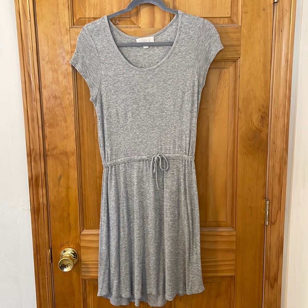 Olive & Oak Gray T-Shirt Dress with Jaw String Waist